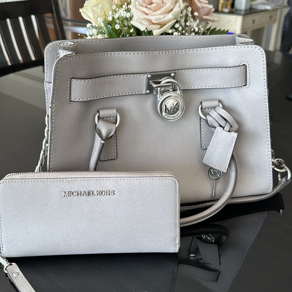 Michael Kors Hamilton Bag with Wallet - Picture 2 of 13
